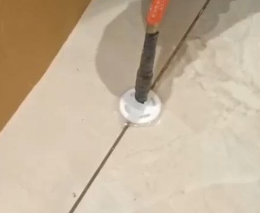靖江瓷砖空鼓维修公司专业解答瓷砖在铺贴过程中，如果没有涂抹均匀到位的粘结材料（如水泥砂浆或瓷砖胶），可能会导致以下问题