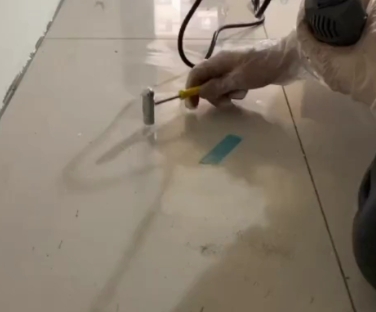 靖江瓷砖开裂维修公司专业分享瓷砖在铺贴前如果没有沥干水分，将会导致以下问题