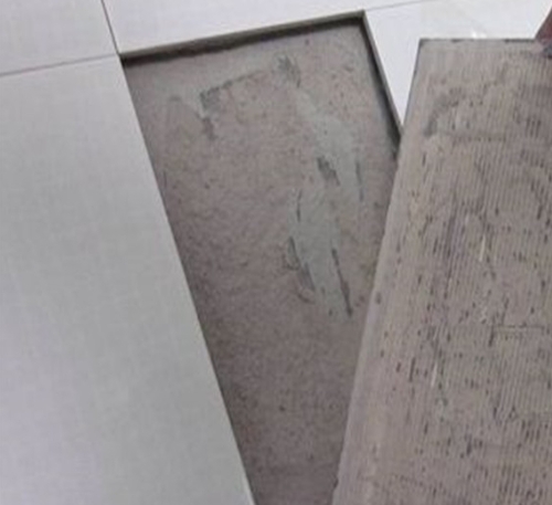靖江瓷砖空鼓维修公司分享瓷砖铺贴时如果打浆（即涂抹在瓷砖背面和基层上的砂浆或瓷砖胶）过少，会带来以下问题